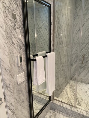 Ducha, bañera de hidromasaje, toallas y jabón