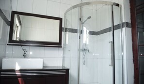 Ensemble douche/baignoire, sèche-cheveux, bidet, serviettes fournies