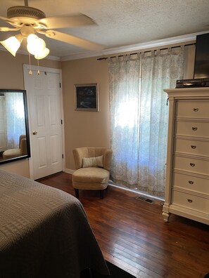 4 bedrooms, iron/ironing board, free WiFi, bed sheets