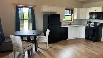 Een koelkast, een microgolfoven, een kookplaat