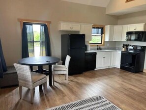 Kühlschrank, Mikrowelle, Herdplatte, Wasserkocher mit Kaffee-/Teezubehör