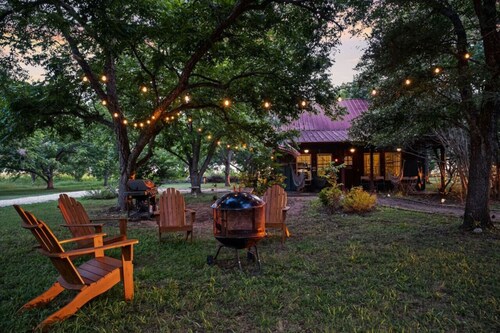 3 Houses 30 guests Country 14 acre Pecan Orchard