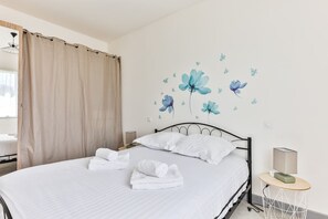 2 bedrooms, iron/ironing board, bed sheets