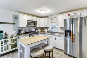 Fridge, microwave, stovetop, coffee/tea maker - Updated Escape w/ Game Room 1 Block to River! (Bullhead City)