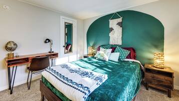 3 bedrooms, desk, iron/ironing board, travel crib