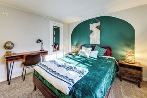 3 bedrooms, desk, iron/ironing board, travel cot - Updated Escape w/ Game Room 1 Block to River! (Bullhead City)