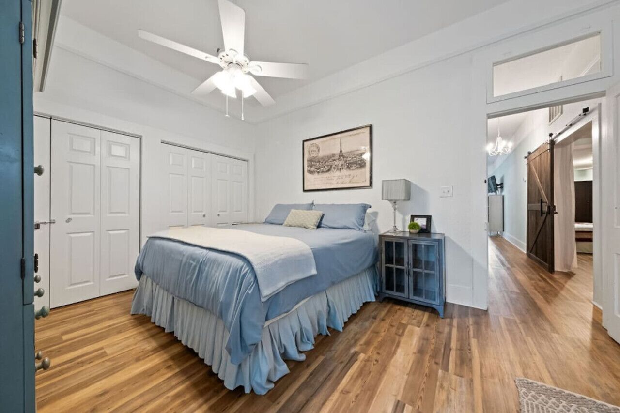 4 habitaciones, escritorio y tabla de planchar con plancha 