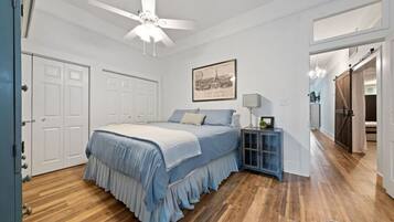 4 habitaciones, escritorio y tabla de planchar con plancha