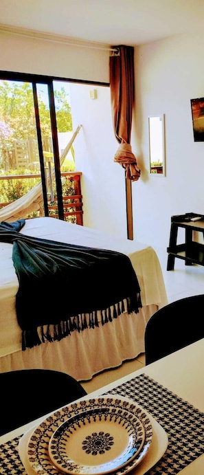 Apartamento conforto, 1 quarto, vista para o jardim, no piso térreo | 1 quarto, roupas de cama antialérgicas, camas com colchões pillow-top