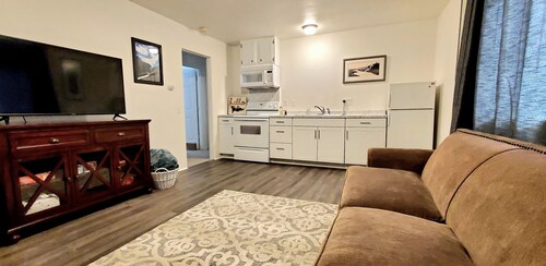 Alaskan hideaway 2 bedroom apt by lakes, airport, hiking