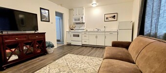 Alaskan hideaway 2 bedroom apt by lakes, airport, hiking