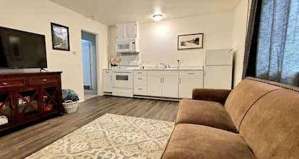 Alaskan hideaway 2 bedroom apt by lakes, airport, hiking