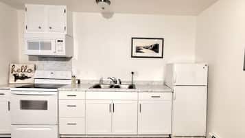 Een koelkast, een microgolfoven, een oven, een kookplaat