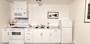 Réfrigérateur, four à micro-ondes, un four, surface de cuisson