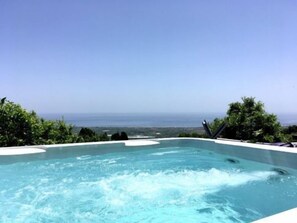 Un bain à remous avec vue sur l’océan.