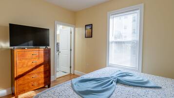 4 bedrooms, in-room safe, desk, iron/ironing board