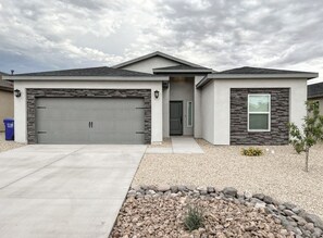 Exterior - ⭐️Enjoy Las Cruces at this Farmhouse Home w/ 3 BR (Las Cruces)