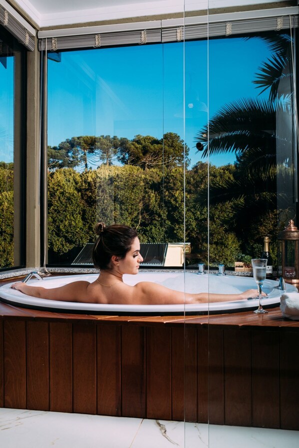 Bungalow Deluxe | Ropa de cama de alta calidad, camas con pillow-top y minibar 