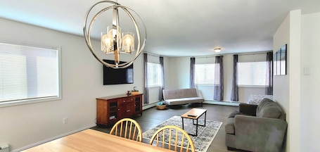 Smart TV. Double House: Combined Up-Down Units by airport & lakes!