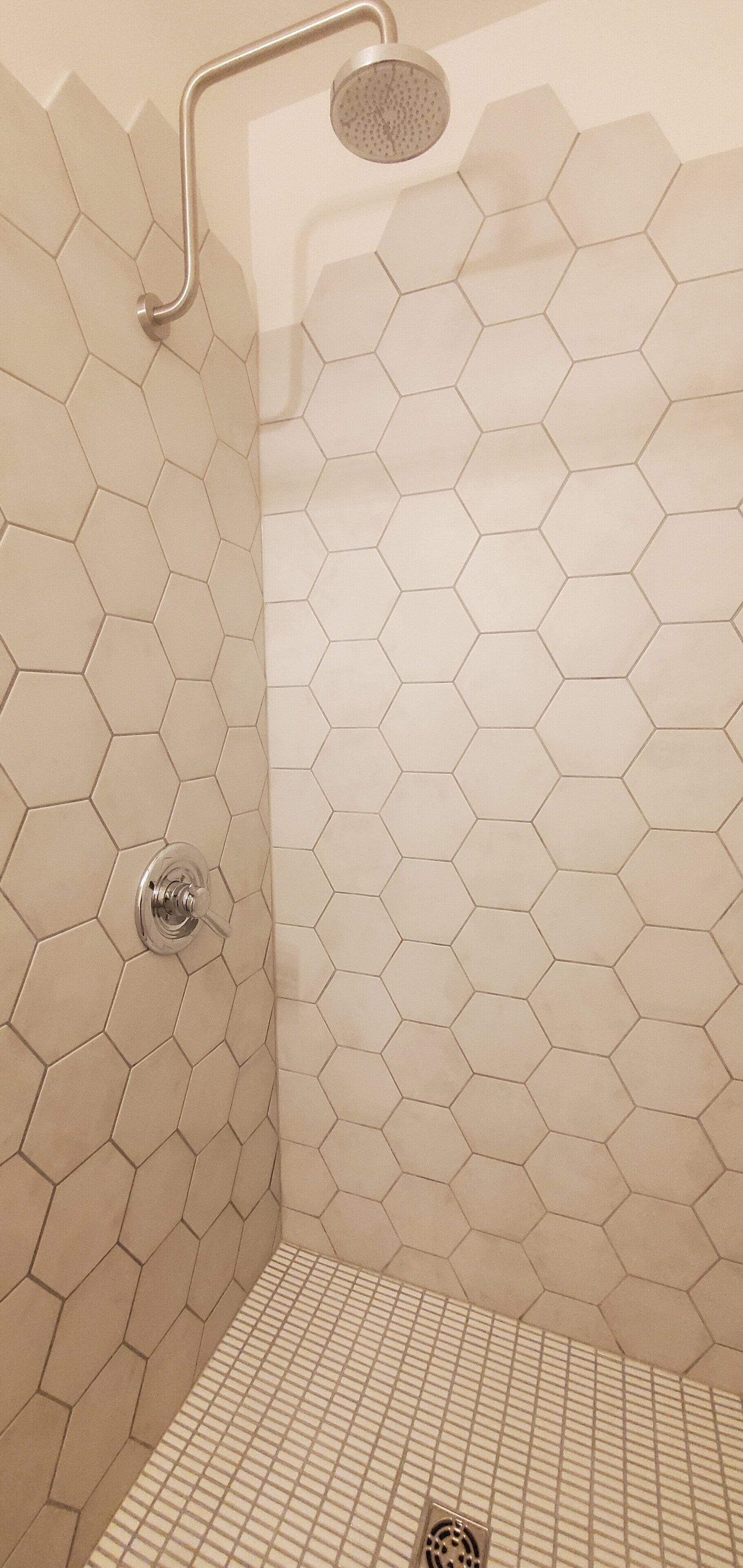 Tina con regadera, secadora de cabello, toallas, jabón 