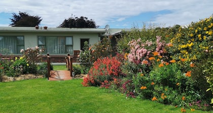 View gardens fully furnished family rooms in the lovely Oamaru