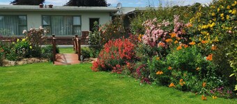 View gardens fully furnished family rooms in the lovely Oamaru