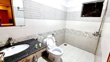 Deluxe Double or Twin Room | Bathroom | Shower, free toiletries, slippers, towels