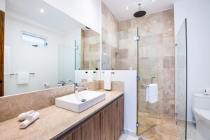 Een douche, een haardroger, handdoeken, zeep