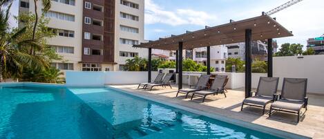 حمّام سباحة خارجي، حمّام سباحة مُدفَّأ