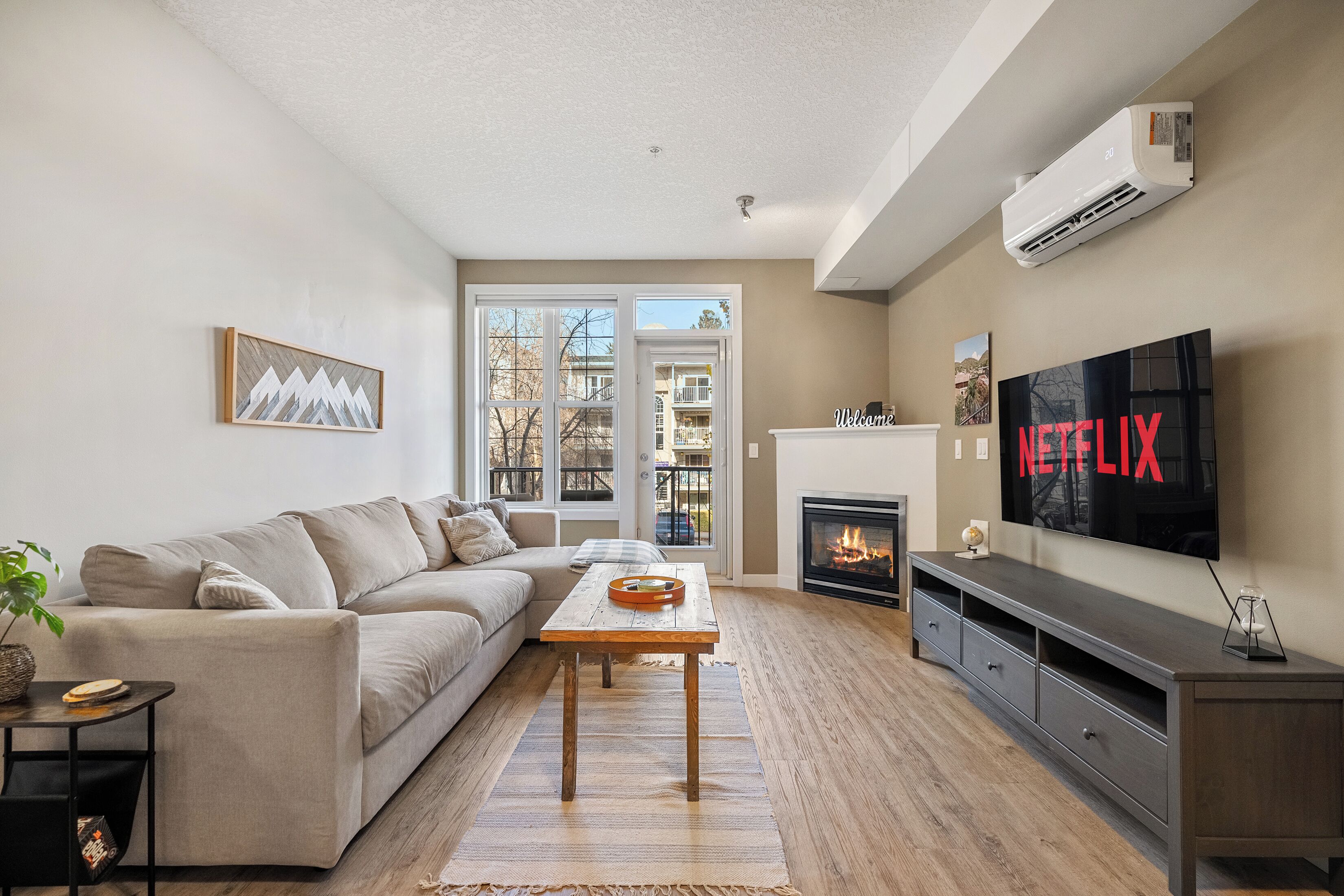 Een smart-tv en een open haard