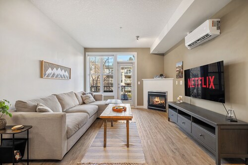 River Downtown Condo, King Bed, A/C, Underground Parking, Saddledome & Stampede