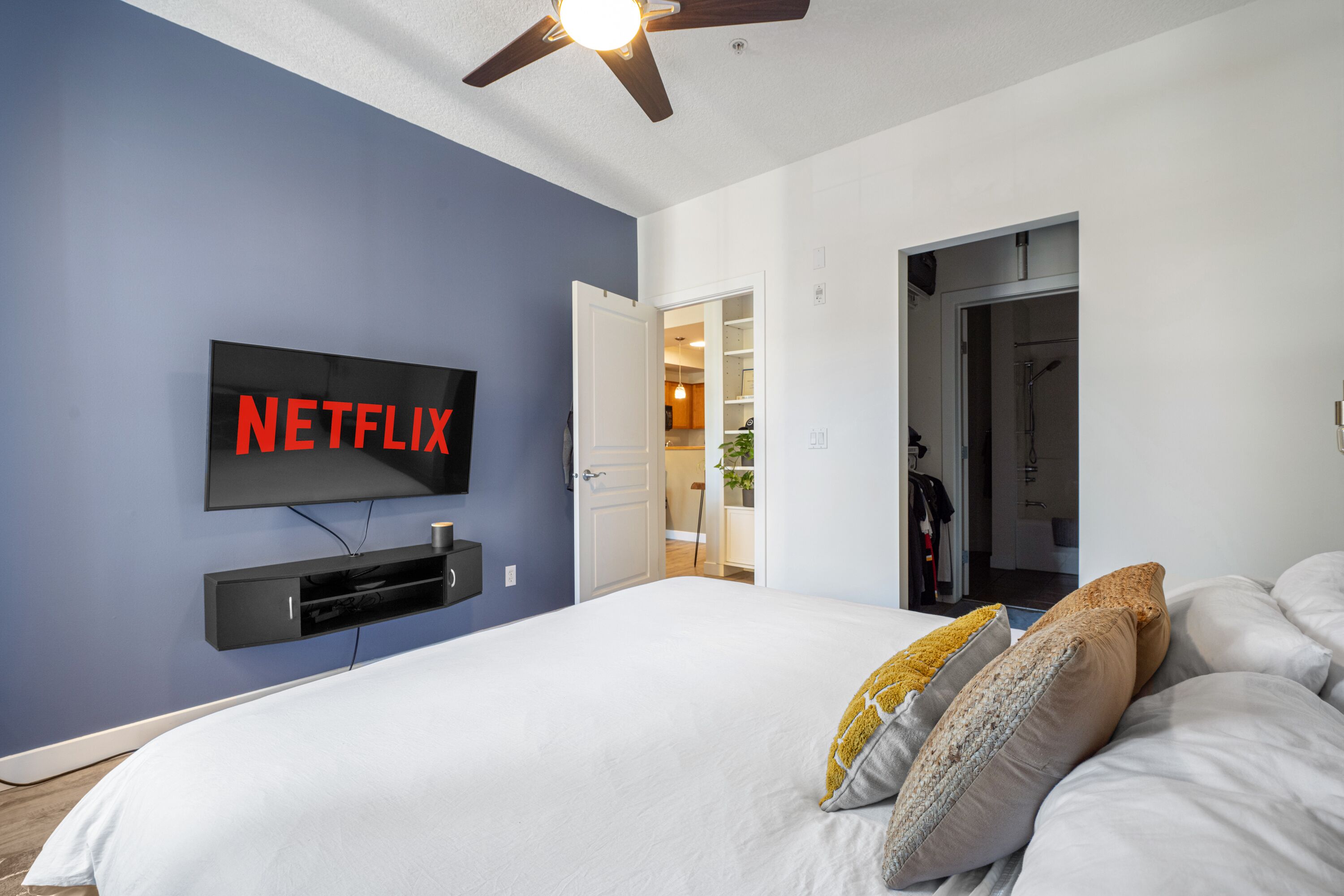 1 室のベッドルーム、デスク、WiFi (無料)、ベッドシーツ