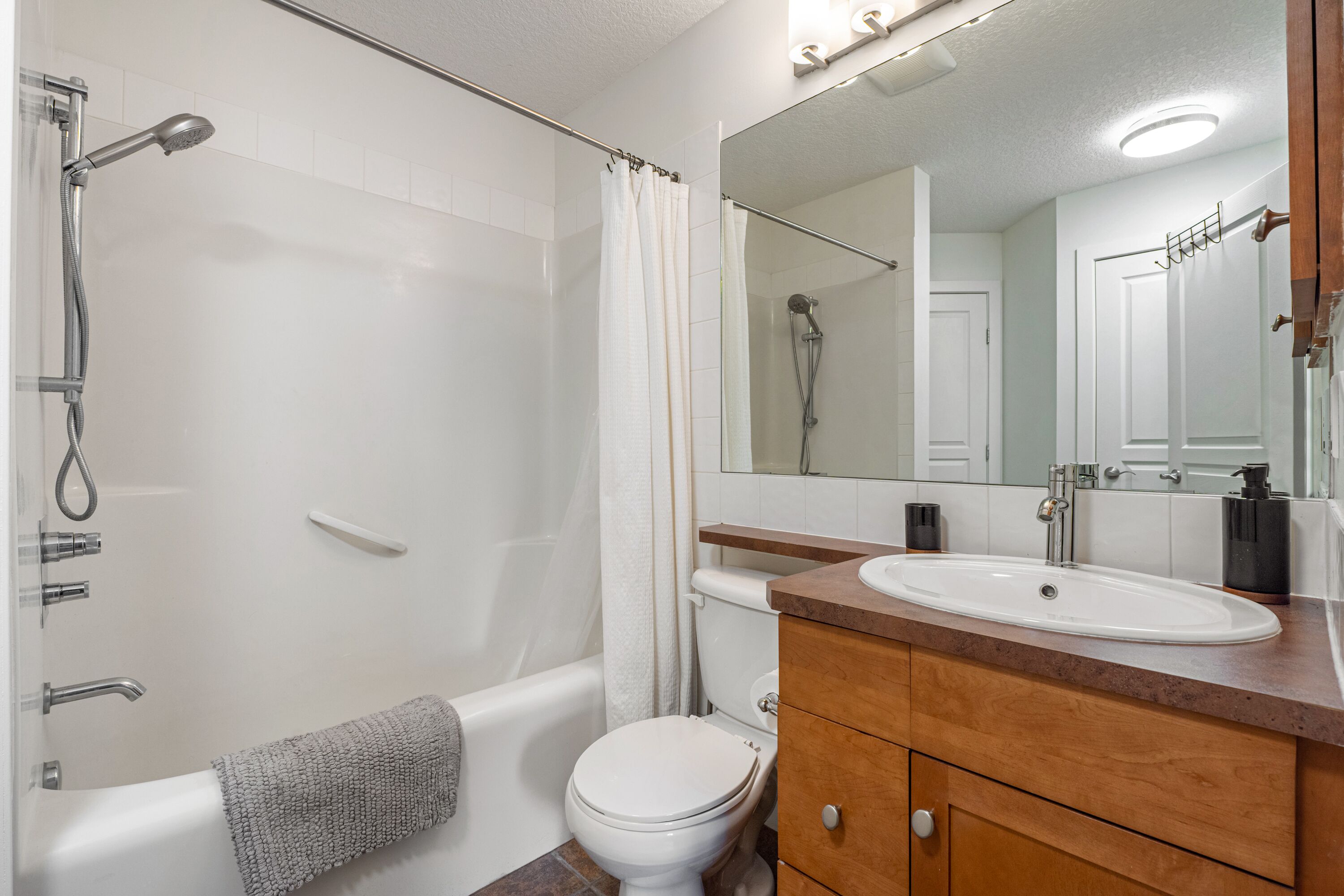 Un baño con bañera, inodoro y lavabo.