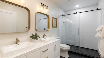Douche, séchoir à cheveux, serviettes fournies, savon