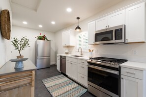 Fridge, microwave, oven, stovetop - Magnolia Cottage - Solvang, CA (Solvang)