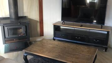 Älytelevisio, takka, kirjoja