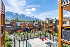 Property grounds - Panorama Rocky Views! Luxurious condo, w/Hot Tub, Spring Creek, Downtown (Canmore)