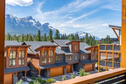 Panorama Rocky Views! Luxurious condo, w/Hot Tub, Spring Creek, Downtown