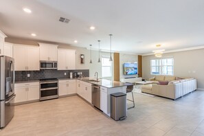 Frigorifero, microonde, forno, piano cottura