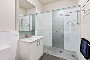 Towels, soap, shampoo - OG- By the Sea, 400m to Beach By Host on the Coast (Ocean Grove)