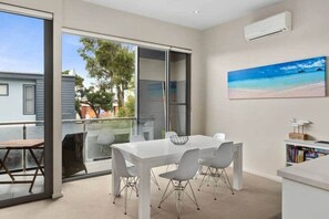 Dining - OG- By the Sea, 400m to Beach By Host on the Coast (Ocean Grove)