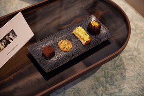 Una bandeja con cuatro postres sobre una superficie con textura.