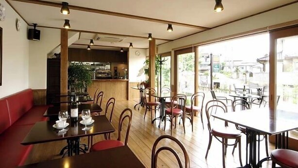 A restaurant with wooden flooring, tables with chairs, and large windows offering a view of the outside. - Obusenoyado Ventvert (Obuse)