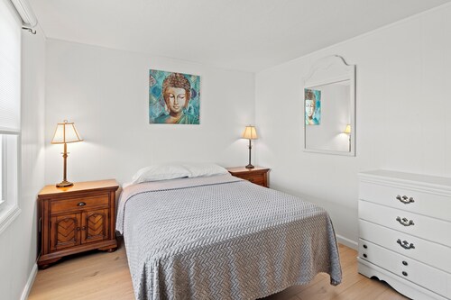 1.5 Blocks from Ocean Unit #2 Great Location 2 Bedroom Apartment 