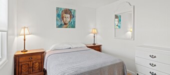 1.5 Blocks from Ocean Unit #2 Great Location 2 Bedroom Apartment