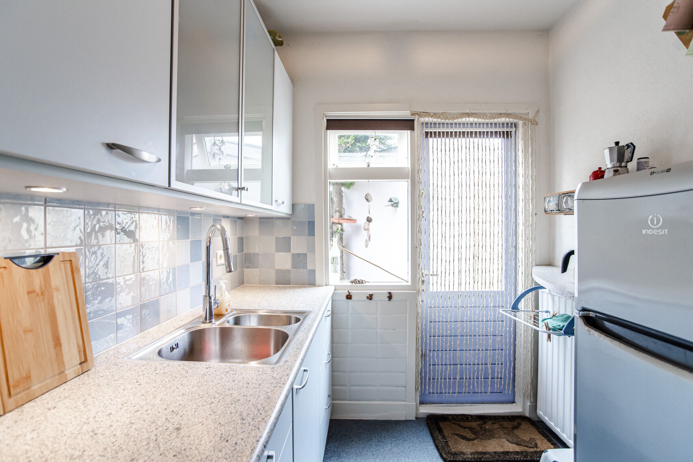 Een oven, een koffiezetapparaat/waterkoker
