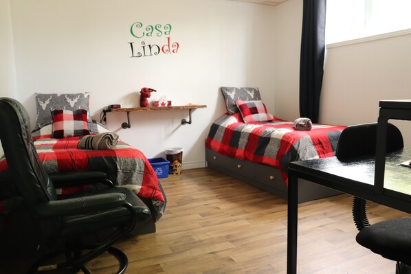 1 bedroom, desk, WiFi