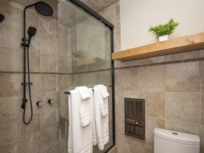 Badewanne, Haartrockner, Handtücher