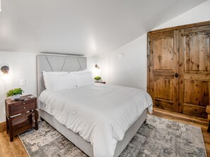 2 bedrooms, travel cot, WiFi, bed sheets