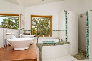 Baignoire, serviettes fournies, savon, shampooing